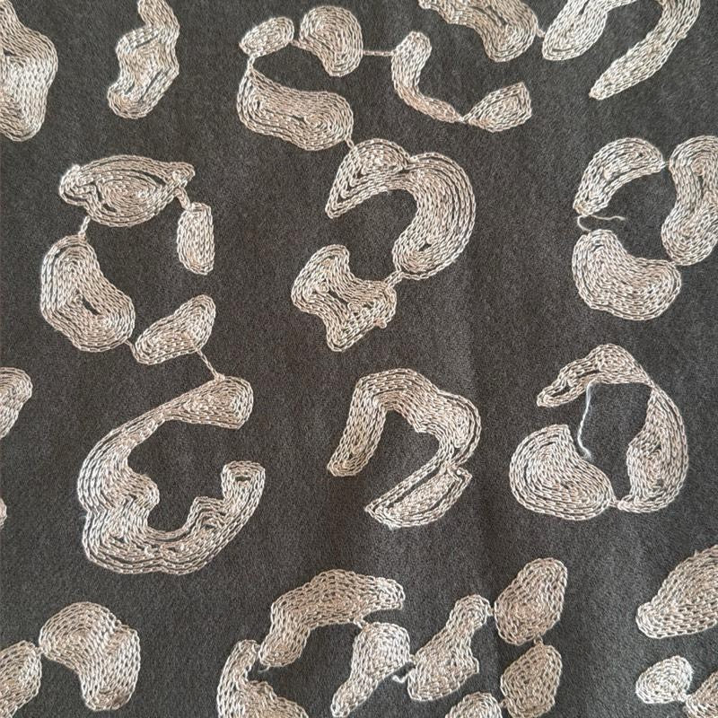 Écharpe à motifs léopard en 80% viscose et 20% laine 70 x 180 cm pour looks décontractés et élégants