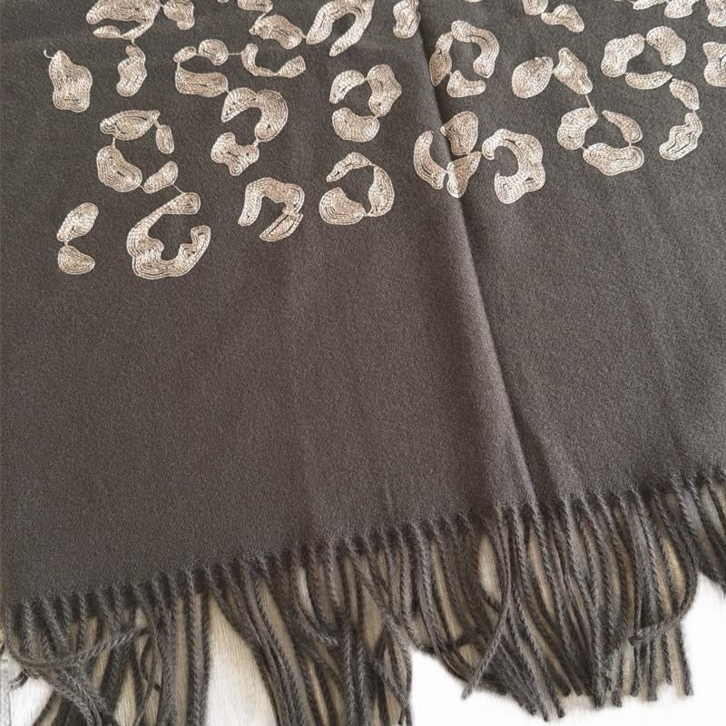 Écharpe à motifs léopard en 80% viscose et 20% laine 70 x 180 cm pour looks décontractés et élégants